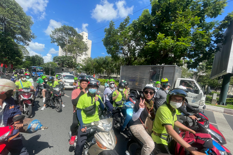 Saigon: Night Food Tour by MotorbikeNocna wycieczka po motorze