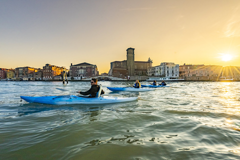 Excursión romántica en kayak al atardecer en VeneciaExcursión romántica en kayak por Venecia