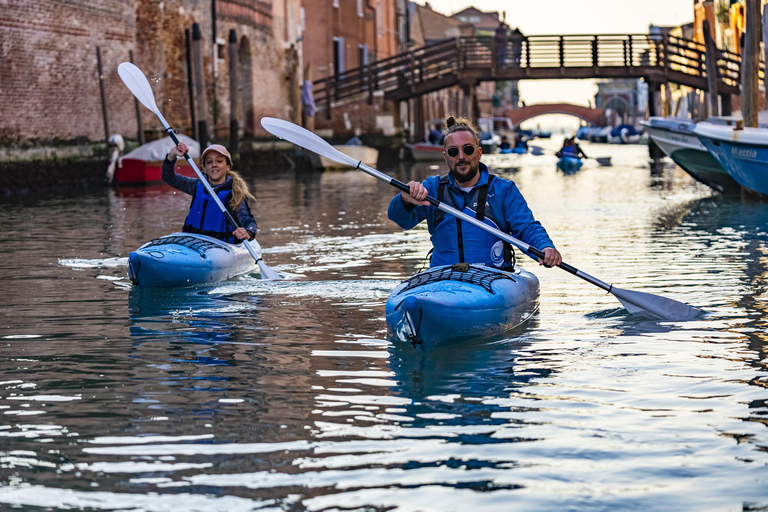 Excursión romántica en kayak al atardecer en VeneciaExcursión romántica en kayak por Venecia