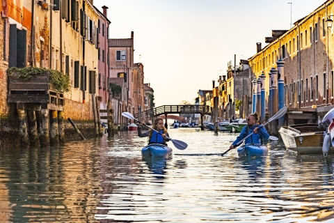 Excursión romántica en kayak al atardecer en VeneciaExcursión romántica en kayak por Venecia