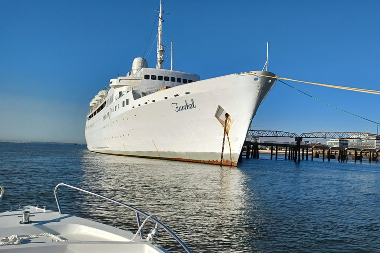 Lisbon: Sightseeing tour of modern Lisbon (short version)Lisbon: Tagus River 1-hour Sightseeing Boat Trip