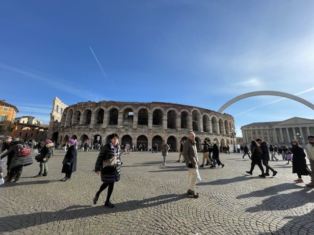 Visit Verona Small Group Guided Walking Tour with Arena Tickets in Lazise