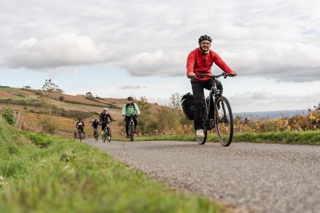 Visit Half day bike guided in Beaujolais - Mont Brouilly and wine in Oingt