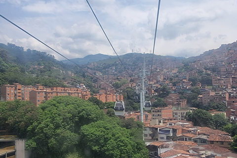 Medellín: Comuna 13 Guided Tour with Local Artists