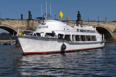 Prága: Vltava folyó: Privát hajóparty italokkal