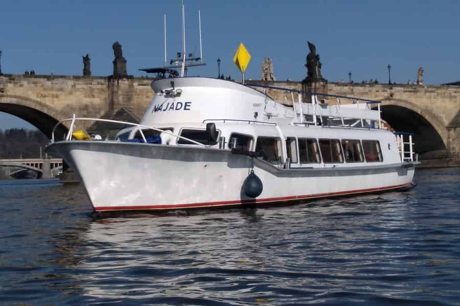 Prag: Private Bootsparty auf der Moldau mit Getränken. Foto: GetYourGuide Prag: Private Bootsparty auf der Moldau mit Getränken. Foto: GetYourGuide