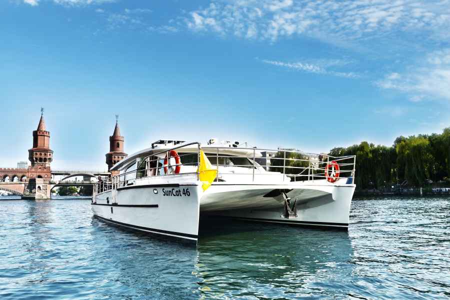 Berlin: Bootstour auf einem solarbetriebenen Katamaran. Foto: GetYourGuide