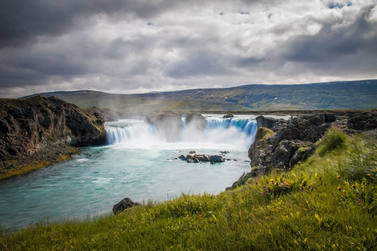 Entrée des bains naturels de Mývatn et visite de la cascade de GóðafossAkureyri : Visite des bains naturels de Mývatn et de la cascade de Góðafoss
