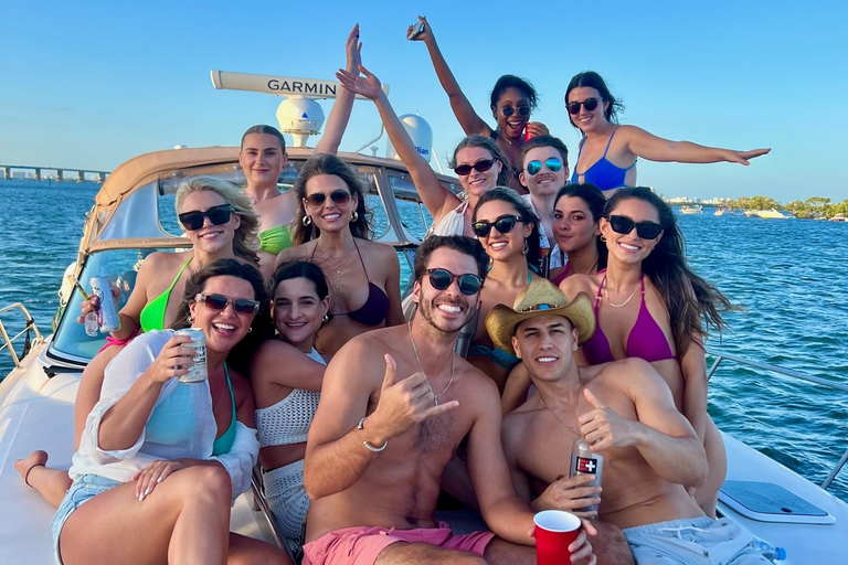 Miami Beach: Dolphin Watching Yacht Cruise with Swim Stop