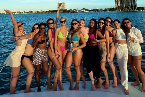 Miami Beach: Rejs jachtem z obserwacją delfinów i przystankiem na pływanie