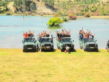 Lado: Safári de jipe no Green Canyon e nas cachoeiras com almoço
