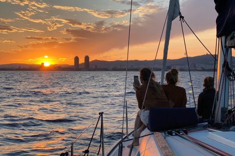 Barcelona: Sunset Skyline Cruise with Unlimited Cava