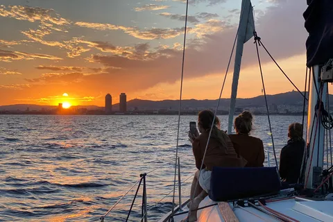 Barcellona: Crociera al tramonto con Cava