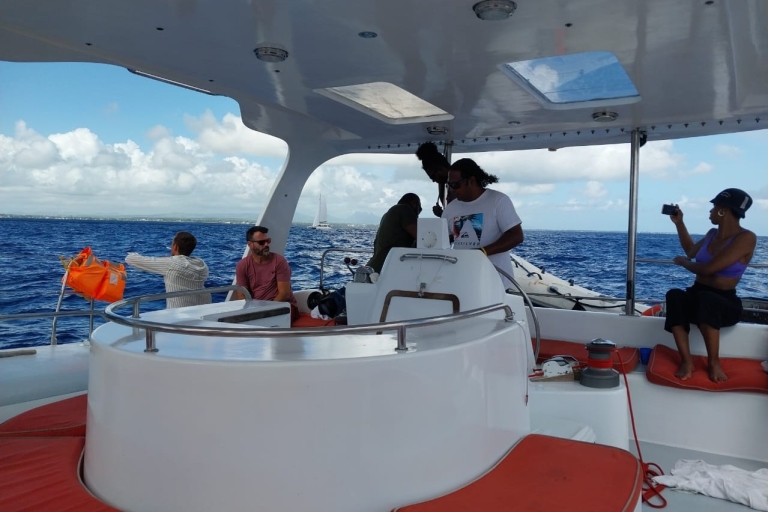 Catamaran naar Ile Plate & lunch op het eiland, snorkelen genieten