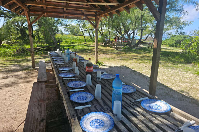 Grand Bay: rejs katamaranem na Flat Island z lunchem przy grillu