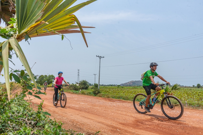 Siem Reap: paseo en bicicleta al atardecer en el campoSiem Reap: paseo al atardecer por el campo