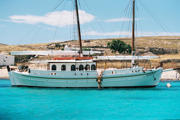 Ciudad de Corfú: Crucero de día completo con almuerzo, bebidas y paradas para nadar