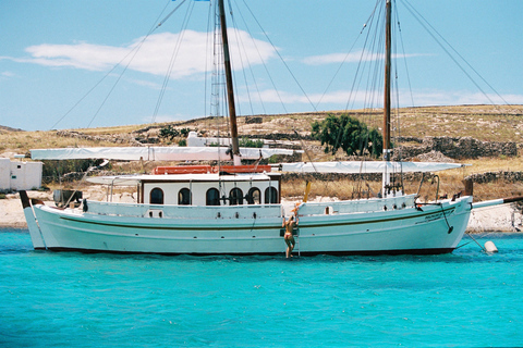 Corfu-stad: boottocht van een hele dag met lunch- en zwemstopsGedeelde groepscruise met maaltijd- en zwemstops