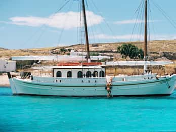 Ciudad de Corfú: Crucero de día completo con almuerzo, bebidas y paradas para nadar