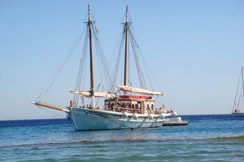 Corfu-stad: boottocht van een hele dag met lunch- en zwemstopsGedeelde groepscruise met maaltijd- en zwemstops