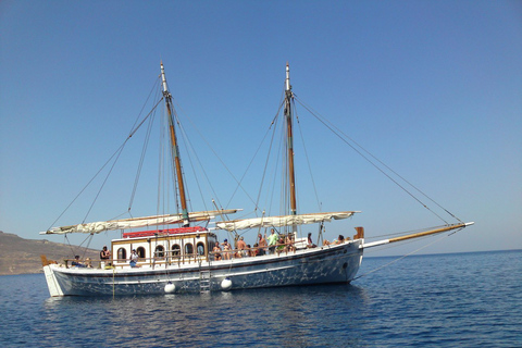 Corfu-stad: boottocht van een hele dag met lunch- en zwemstopsGedeelde groepscruise met maaltijd- en zwemstops