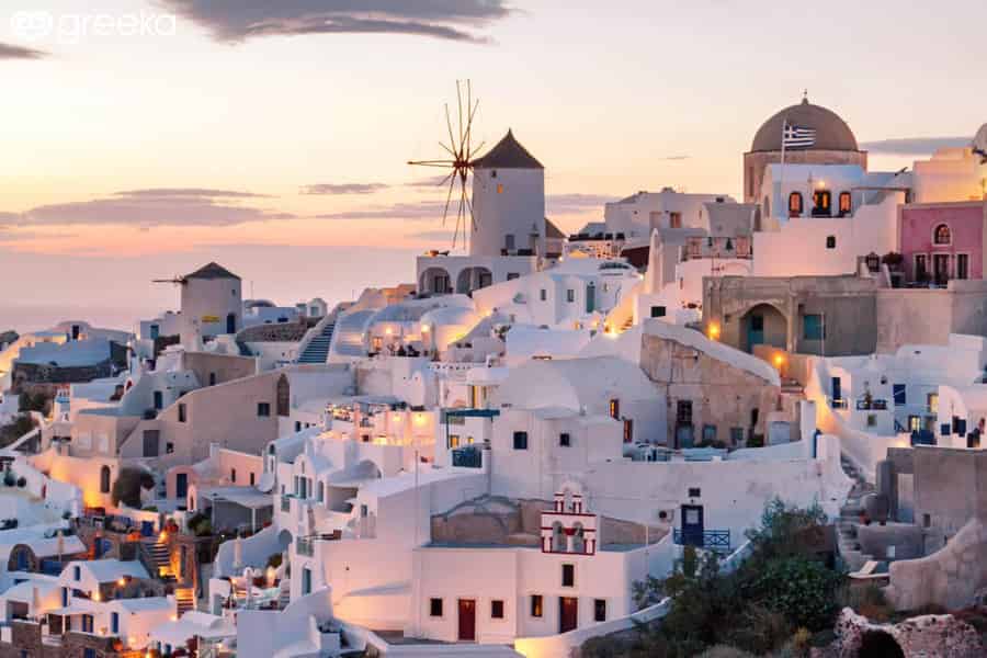 Santorin: Dörfer & Kirchen Tagestour mit Blick auf den Sonnenuntergang. Foto: GetYourGuide