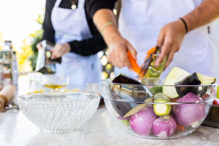 Rethymno Clase de cocina con un lugareño en su huertoClase práctica de cocina en el jardín más hermoso de Rethymno