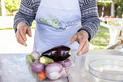 Rethymno: kookcursus met een local in hun eigen tuinHand-on kookles in de mooiste tuin van Rethymno