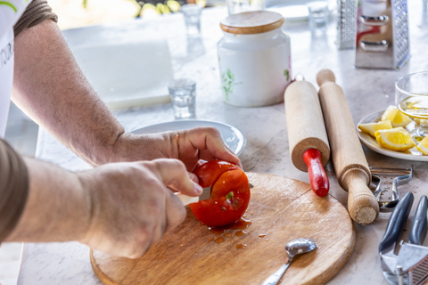 Rethymno Clase de cocina con un lugareño en su huertoClase práctica de cocina en el jardín más hermoso de Rethymno