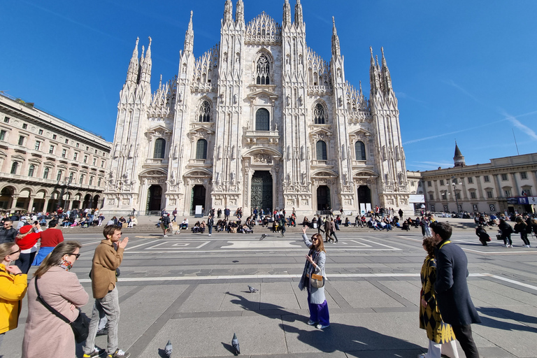 Milão: Visita guiada aos telhados do Duomo e à catedral com ingressosMilão: Visita guiada em inglês aos telhados do Duomo e à Catedral