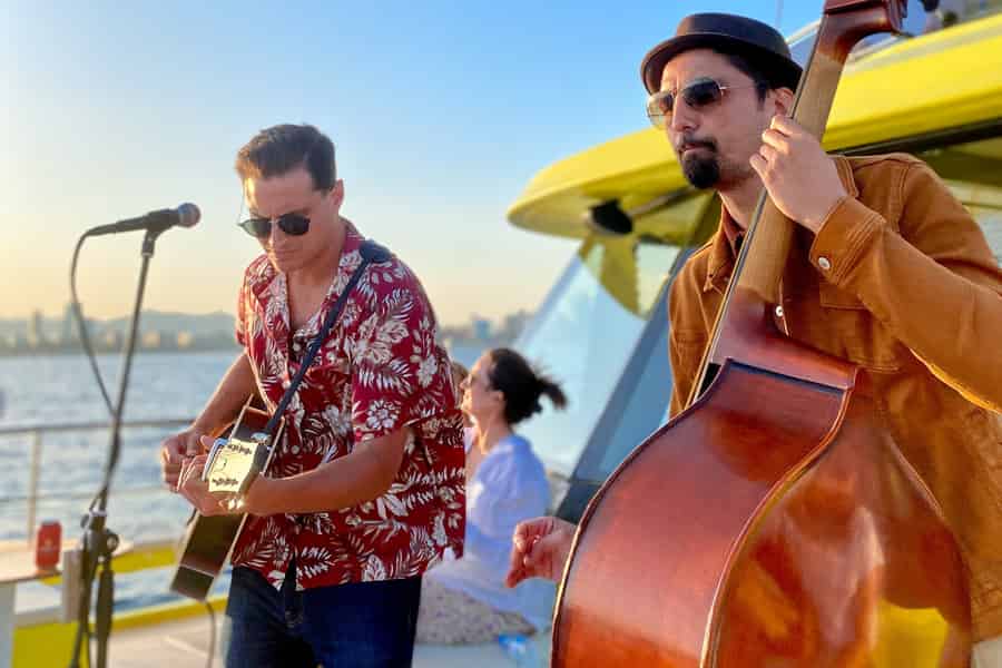 Barcelona: Katamaranfahrt mit Live-Musik bei Tag oder bei Sonnenuntergang