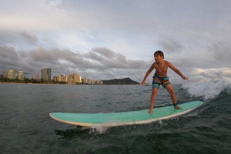 Waikiki : Leçon de surf de 2 heures pour les enfantsWaikiki : Leçon de surf en groupe de 2 heures