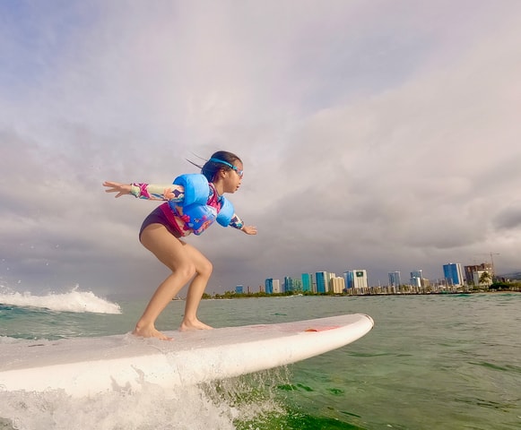 Waikiki: 2-Hour Private or Group Surfing Lesson for Kids