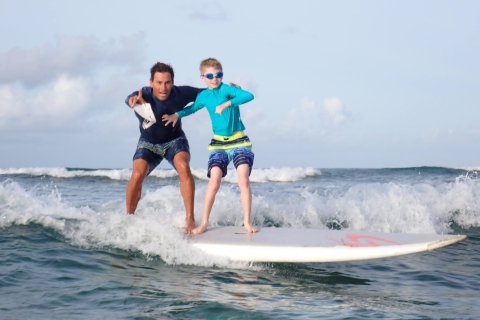 Waikiki : Leçon de surf de 2 heures pour les enfantsWaikiki : Leçon de surf en groupe de 2 heures