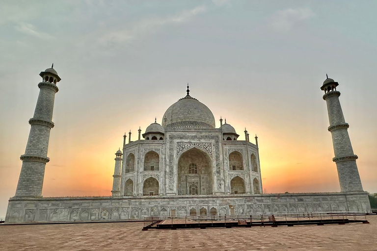 Mumbai: Private 2-Day Delhi &amp; Agra Trip with Flights &amp; Hotel