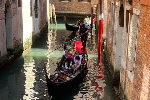 Venetië: Canal Grande per gondel met toelichtingGedeelde gondeltocht met gids