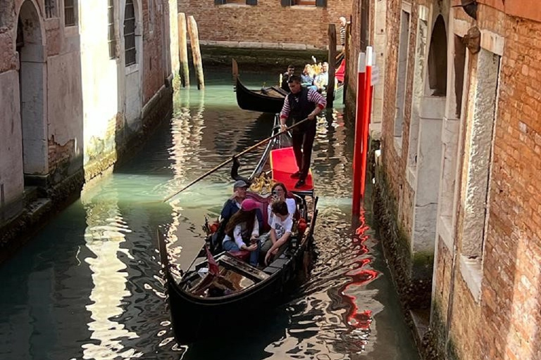 Veneza: Passeio de Gôndola Grande Canal com ComentáriosGôndola compartilhada com comentários ao vivo - inglês