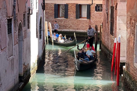 Venetië: Canal Grande per gondel met toelichtingGedeelde gondeltocht met gids