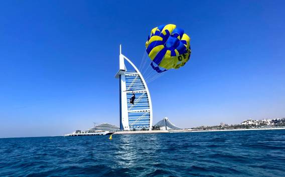 Dubai: Parasailing-Erlebnis mit Blick auf das Burj Al Arab