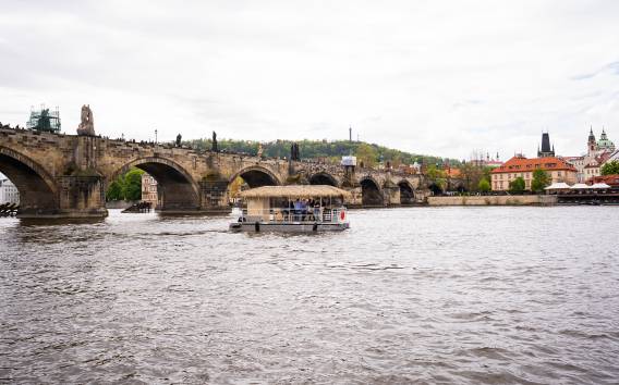 Prag: Party-Tiki-Boot-Sightseeing-Kreuzfahrt mit Getränken