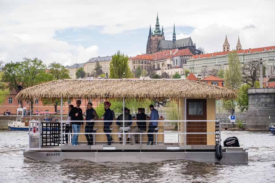Prag: Party-Tiki-Boot-Sightseeing-Kreuzfahrt mit Getränken. Foto: GetYourGuide