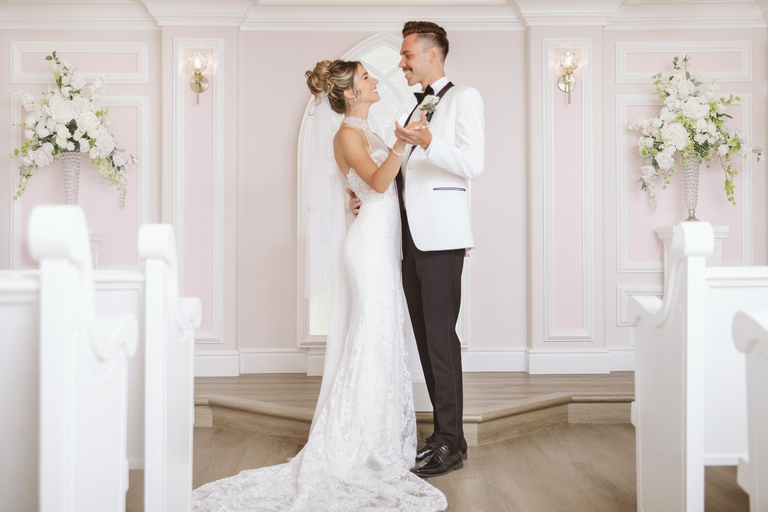 Vegas – Hochzeit oder Erneuerung des Eheversprechens in der Storybook Wedding ChapelVegas - Hochzeit oder Erneuerung des Eheversprechens in der Storybook Wedding Chapel