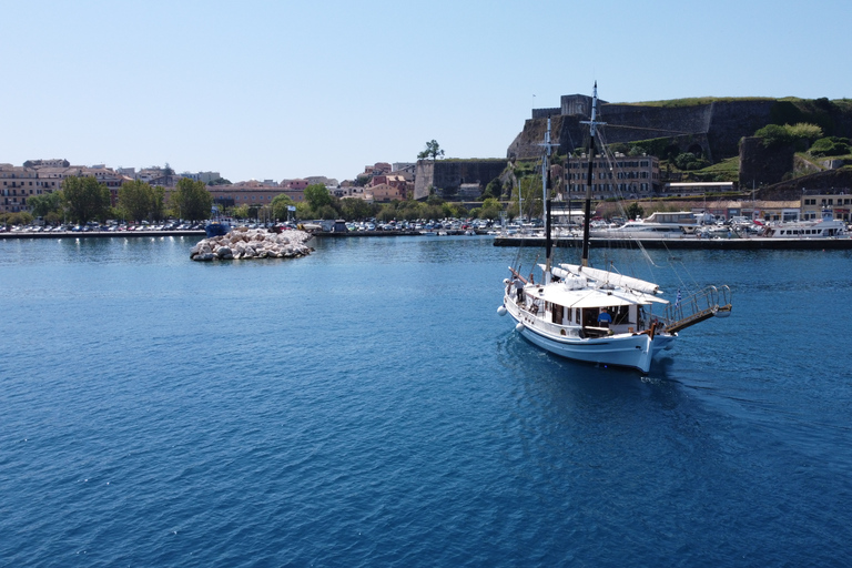 Corfu-stad: boottocht van een hele dag met lunch- en zwemstopsGedeelde groepscruise met maaltijd- en zwemstops