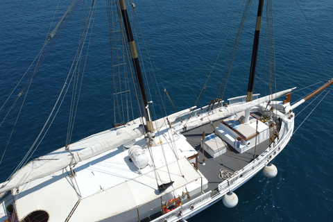 Corfu-stad: boottocht van een hele dag met lunch- en zwemstopsGedeelde groepscruise met maaltijd- en zwemstops