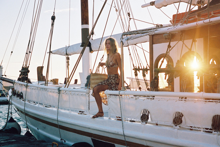 Croisière au coucher du soleil à bord d'un bateau en bois avec cocktails et bouchées