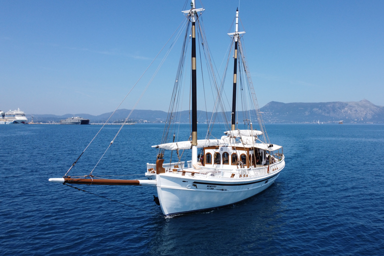 Croisière au coucher du soleil à bord d'un bateau en bois avec cocktails et bouchées