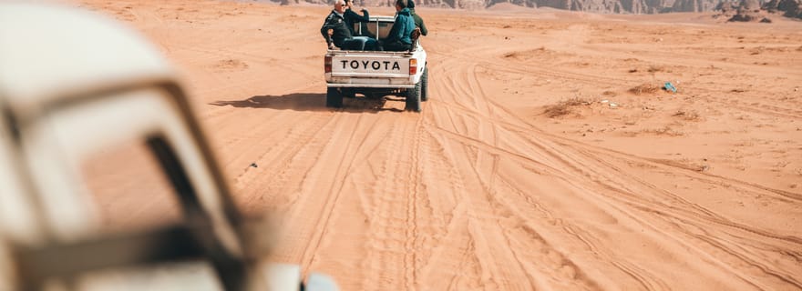 Depuis Aqaba : excursion privée d'une journée en Jeep dans le Wadi Rum avec dîner