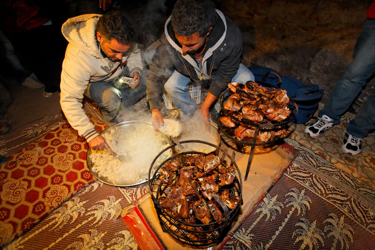 Excursión de un día de Aqaba a Wadi Rum con excursión en jeep y cena