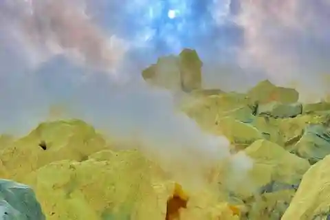 Spettacolo delle fumarole di zolfo: spedizione all'interno del vulcano
