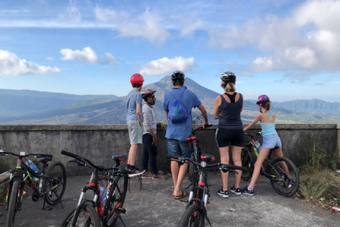 Downhill-cykelturer genom risterrassdjungeln med måltidUbud: Downhill Cycling Tour med frukost, lunch och kaffe